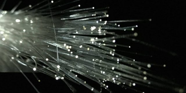 ¿La nueva fibra óptica? Investigación de físicos chilenos propone modelo para mejorar el internet mundial